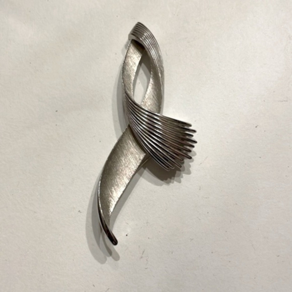 Vintage Crown Trifari Silver Brooch Shoulder Pin